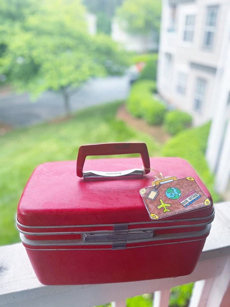 How to Make Laminated Luggage Tags with a Free Printable