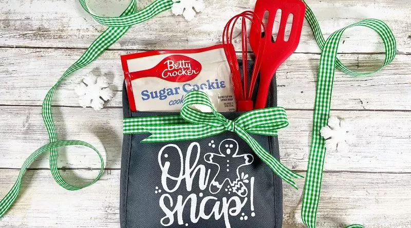 DIY Stenciled Potholder Cookie Gift with Ikonart Creatively Beth #creativelybeth #ikonart #stencil #kit #diy #stenciled #potholder #cookie #gift #baking #christmas #freeprintable